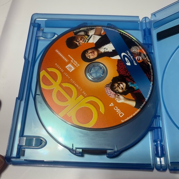 GLEE Complete 1st Season Blu-Ray Disc Set of the TV series. 4 disc set - Picture 5 of 5